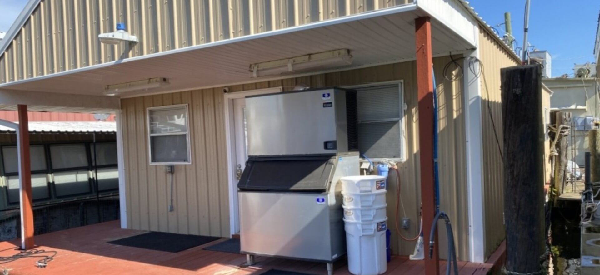 Houseboat lodging for fishing charters in Venice, Louisiana